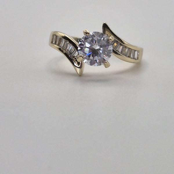 Round Setting Cubic Zirconia Engagement Ring