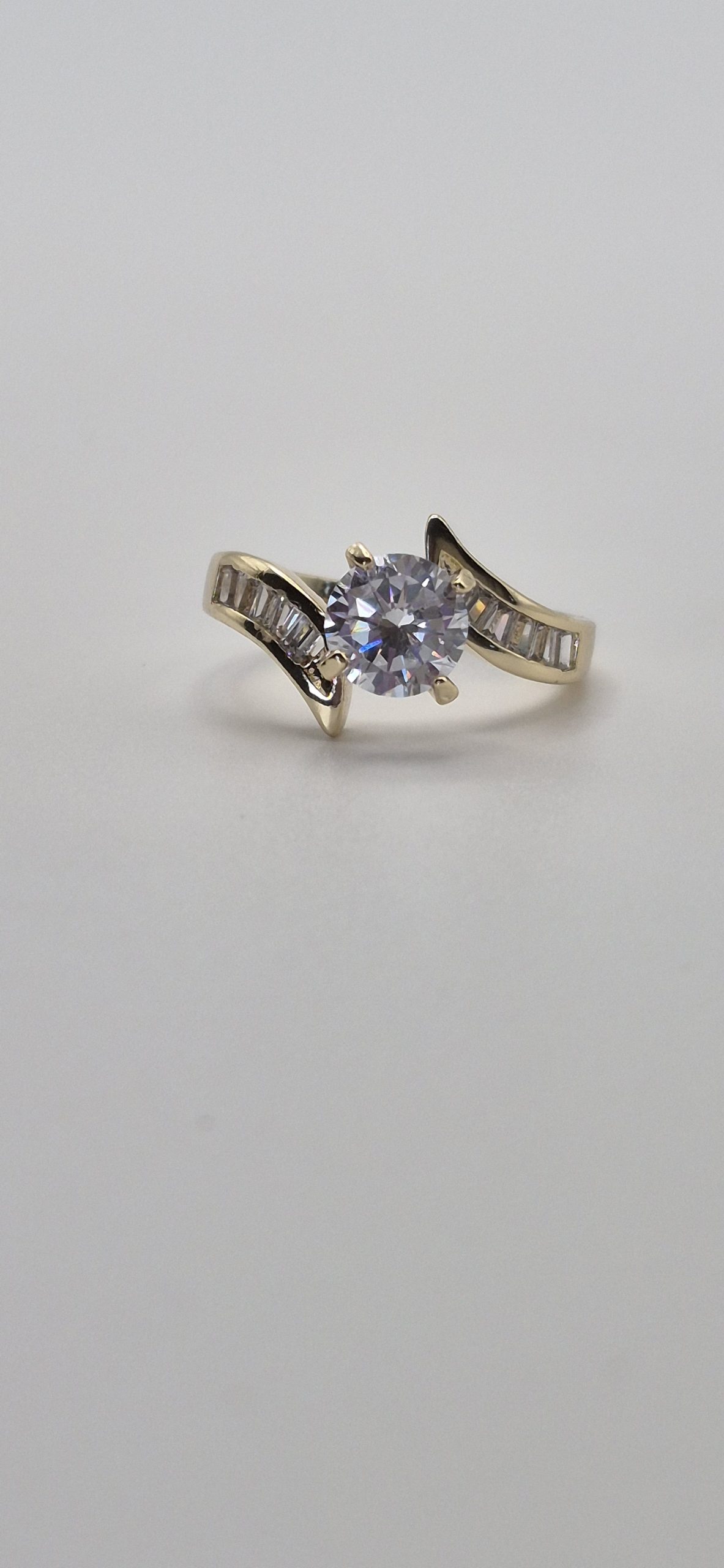 Round Setting Cubic Zirconia Engagement Ring